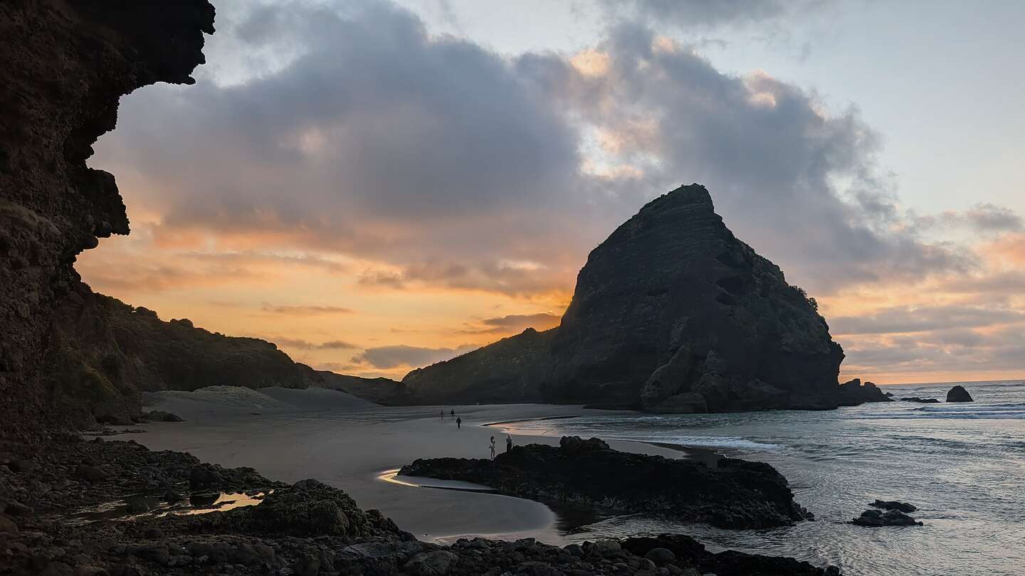 Hidden beach by Taitomo